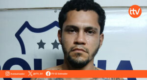 Autoridades entregan a El Salvador a pandillero con condena pendiente