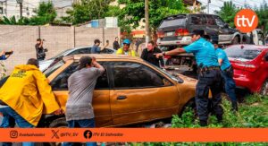 Alcaldía de San Salvador Centro retira vehículos abandonados