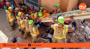 Contingente salvadoreño rescata con vida a siete personas en Venezuela