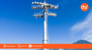 Instalan la primera torre del metrocable que unirá Mejicanos con el Centro Histórico