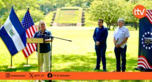 Naomi Fellows dice que EEUU aún no define el futuro del TPS para salvadoreños