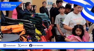 Nassau entrega más de 1,000 mochilas y útiles escolares
