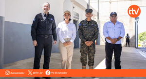 Keiko Fujimori visita el CECOT durante su estadía oficial en El Salvador